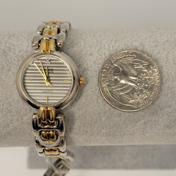 ▪︎New! Bill Blass Women's Watch - Picture 2 of 9